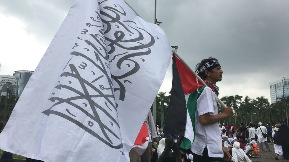 Massa Aksi Bela Palestina padati kawasan Monas, Ketua MUI serukan 'boikot Amerika'