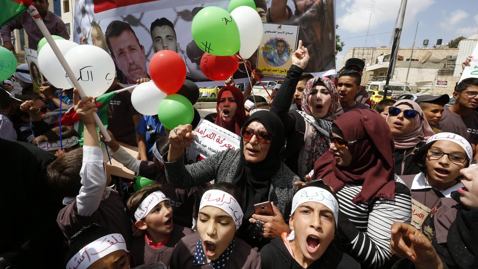 مسيرة في الخليل دعما لإضراب المعتقلين الفلسطينيين