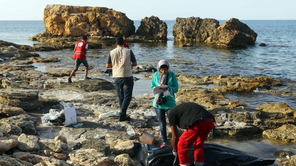 انتشال لاجئين غرقوا في البحر في ليبيا