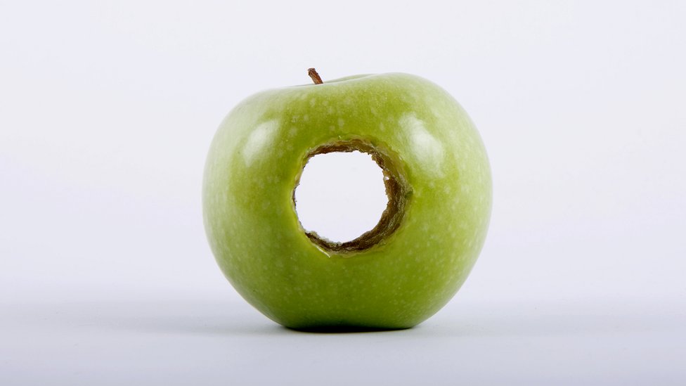Una manzana con un agujero