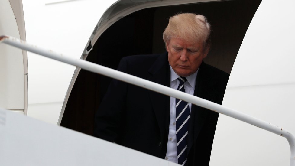 ترامب يخرج من الطائرة الرئاسية