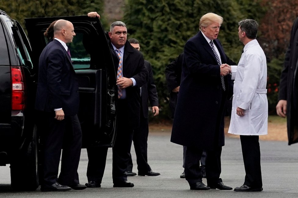 Donald Trump en un apretón de manos con el doctor Ronny Jackson.