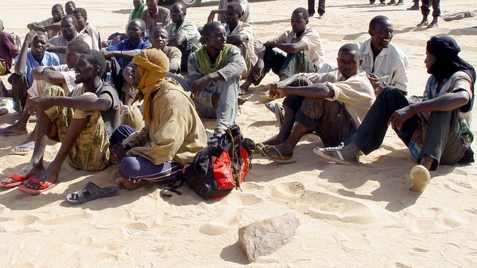 Migrantes no deserto do Saara; milicianos costumam exigir pagamento das pessoas em troca de liberdade