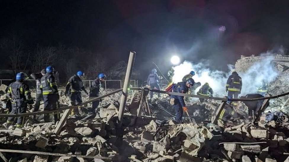ロシアがウクライナ東部をミサイル攻撃、子供5人含む11人死亡と