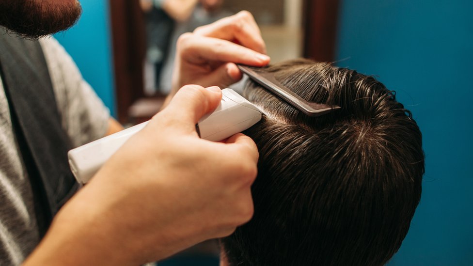 El error de afeitarse la cabeza para no quedarse calvo y otros mitos sobre la pérdida cabello - BBC News Mundo