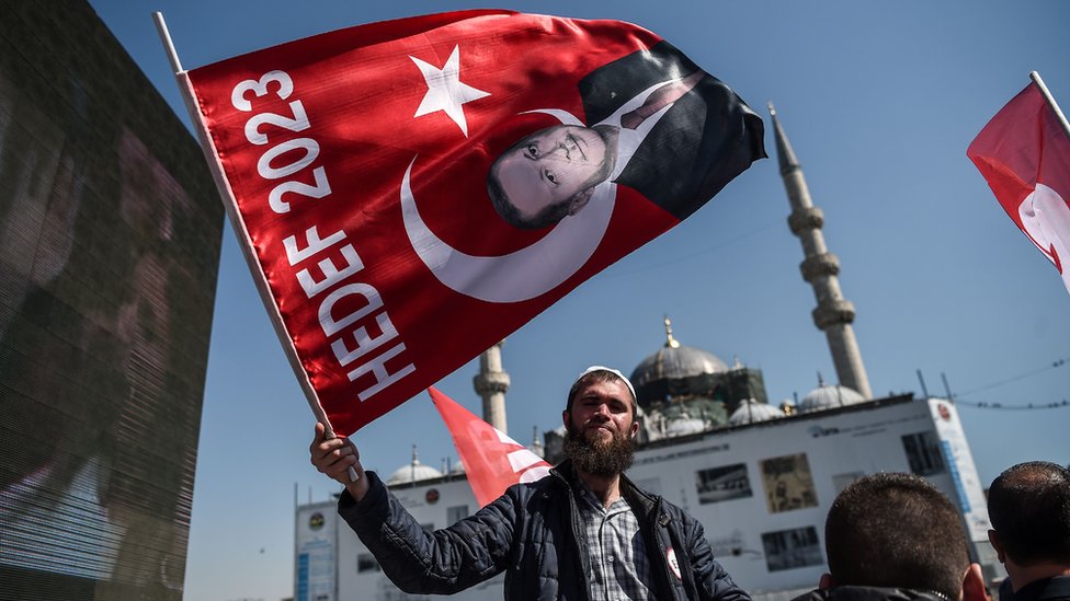 مواطن يحمل علما عليه صورة إردوغان