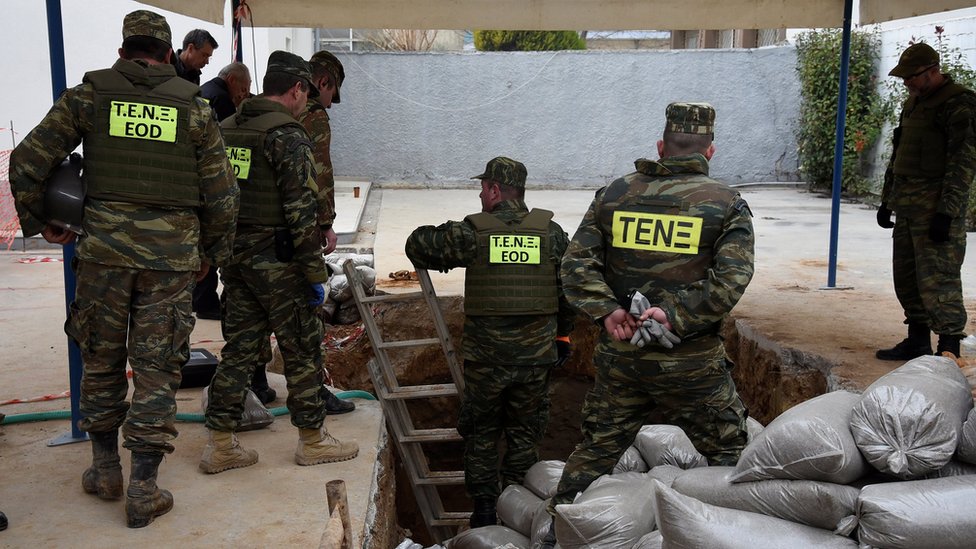 الجيش اليوناني يحضر لتفكيك ونقل القنبلة بعد إجلاء سكان المنطقة