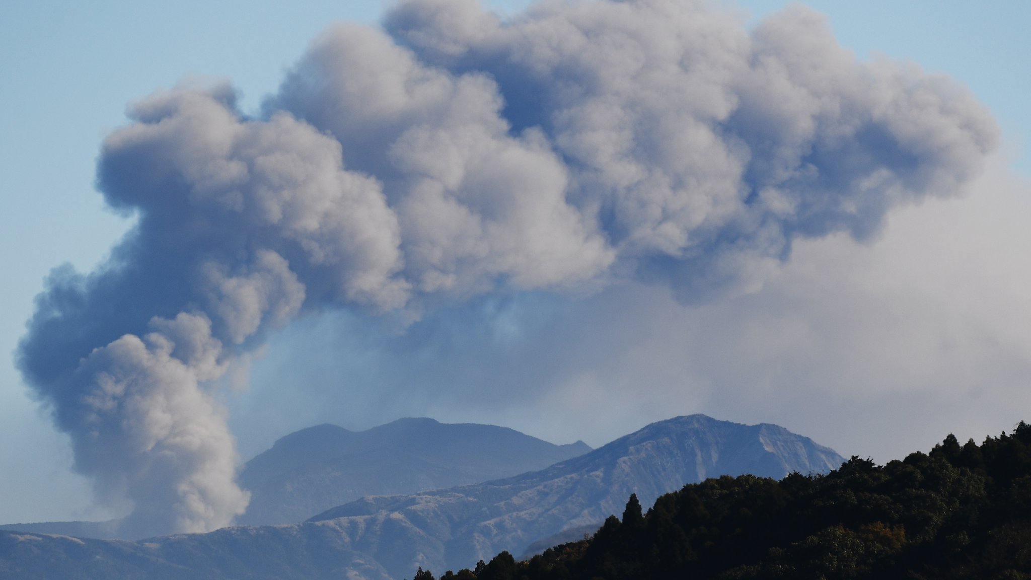 Mount Aso: Japanese Volcano Erupts Spewing Ash Far Into The Sky - CBBC ...