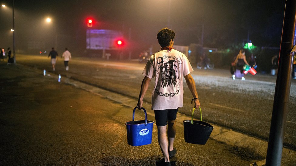 En algunos barrios de Vigo, la ciudad más poblada de Galicia, los vecinos tuvieron que salir a la cale a combatir las llamas. Voluntarios combatiendo el fuego en Vigo