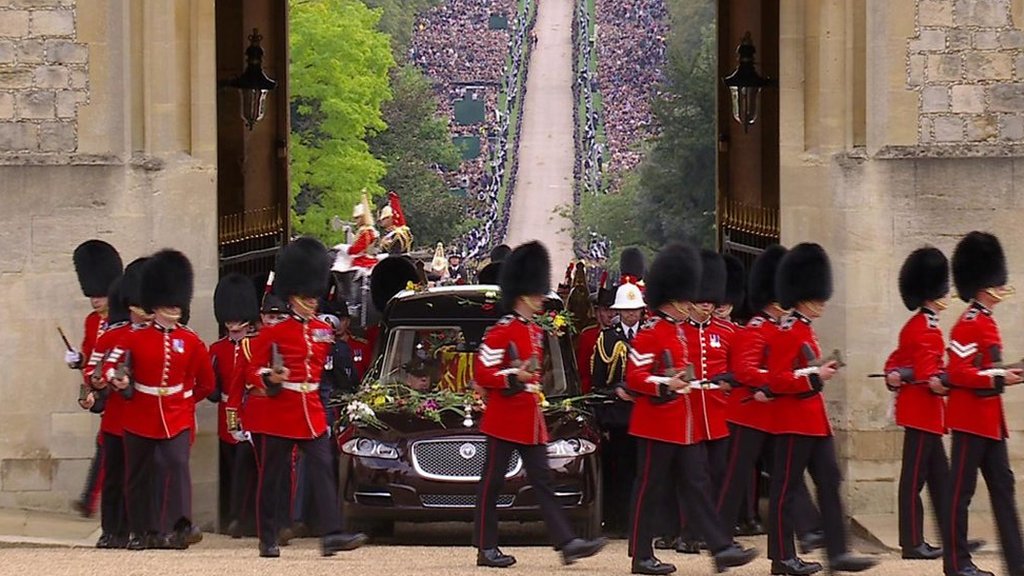 女王在通往溫莎城堡的長征路上的旅程 - CBBC新聞綜合頻道