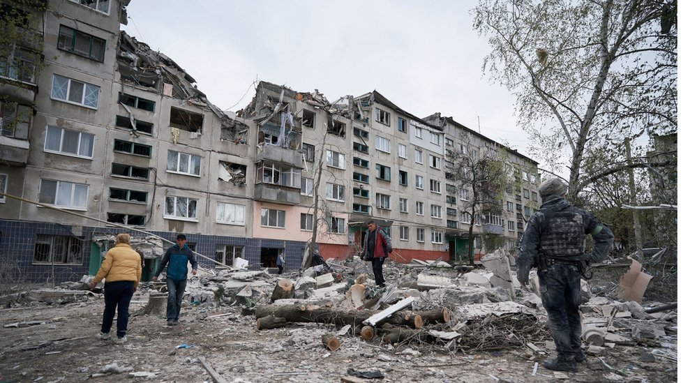 Civilians killed in Russian strike on Ukraine homes
