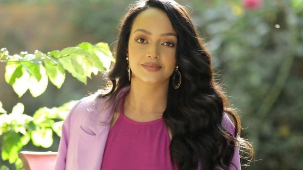 Stiletto paypoqlarida uzun oyoqli gozalliklar Soglom qinning tami yoqimli