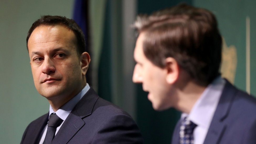 Leo Varadkar (izq,) y el ministro de Salud, Simon Harris