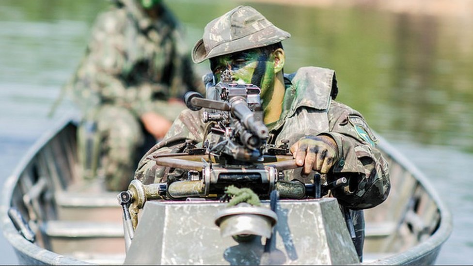 Exército intensifica presença de militares e armamento na