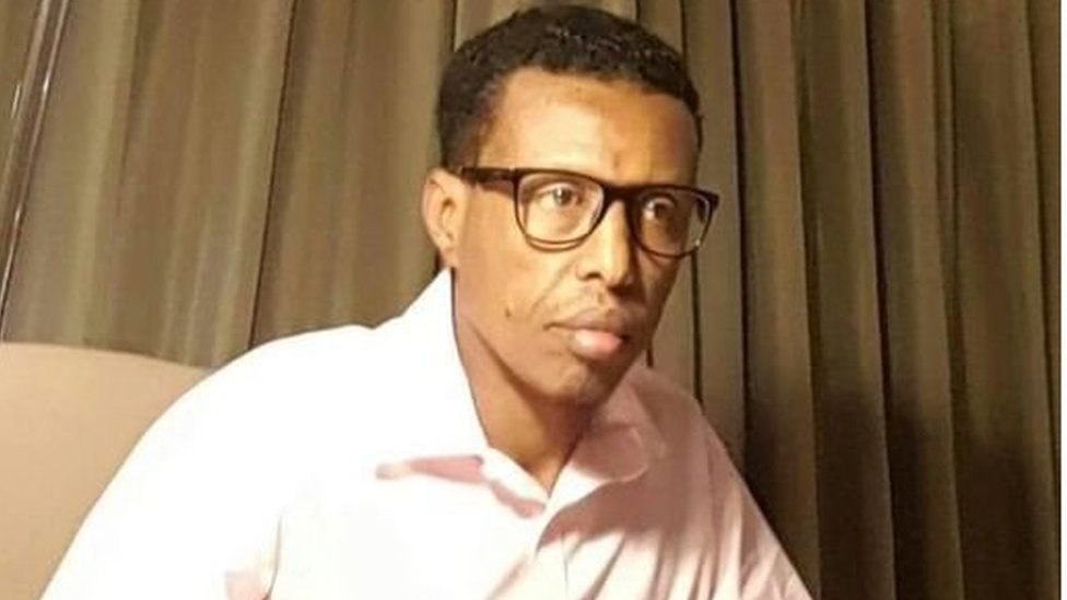 Rebekka Mur, porno aktrisa Porno yigitlar kamerada