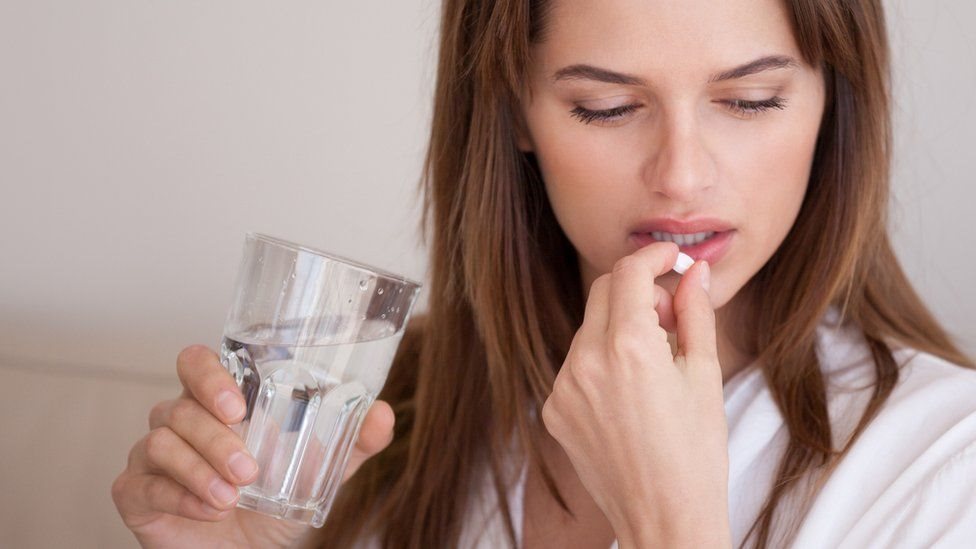 Yogochdan yasalgan hojatxonadagi videoda yashirin kamera VK-da HD formatda ruscha uy qurilishi porno