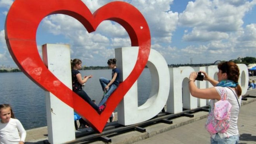 Kechki koylakdagi ayolning kostyumdagi erkakka minalash surati