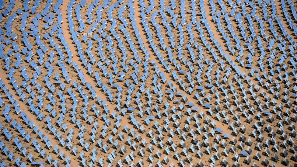 La zona desértica del sureste de California ha sido aprovechada para la instalación de miles de paneles de energía solar.