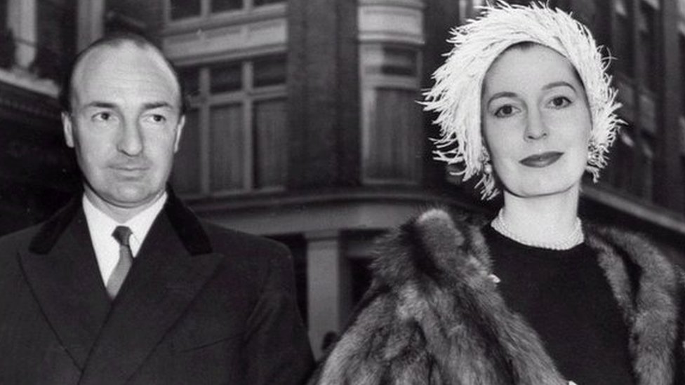 John Profumo y su esposa Valerie Hobson.