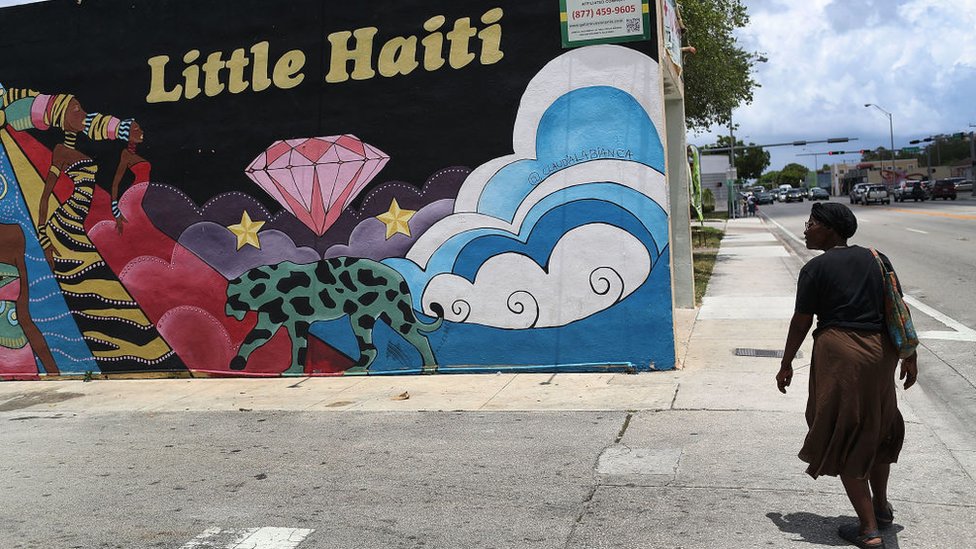 Una mujer camina por Little Haiti en Miami.