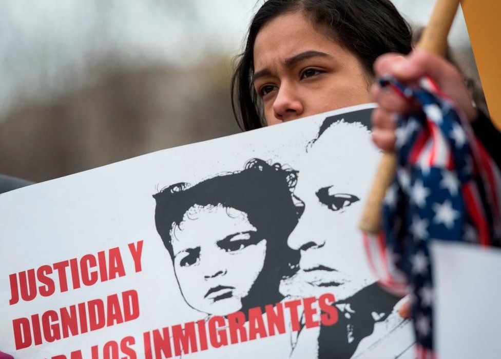 Una manifestante junto a la Casa Blanca en Washington protesta contra la decisión del Departamento de Seguridad Nacional de Estados Unidos decidiera no extender más el Estatus de Protección Temporal (TPS, por su sigla en inglés) para cerca de 200.000 salvadoreños que viven en EE.UU., el 8 de enero de 2018.