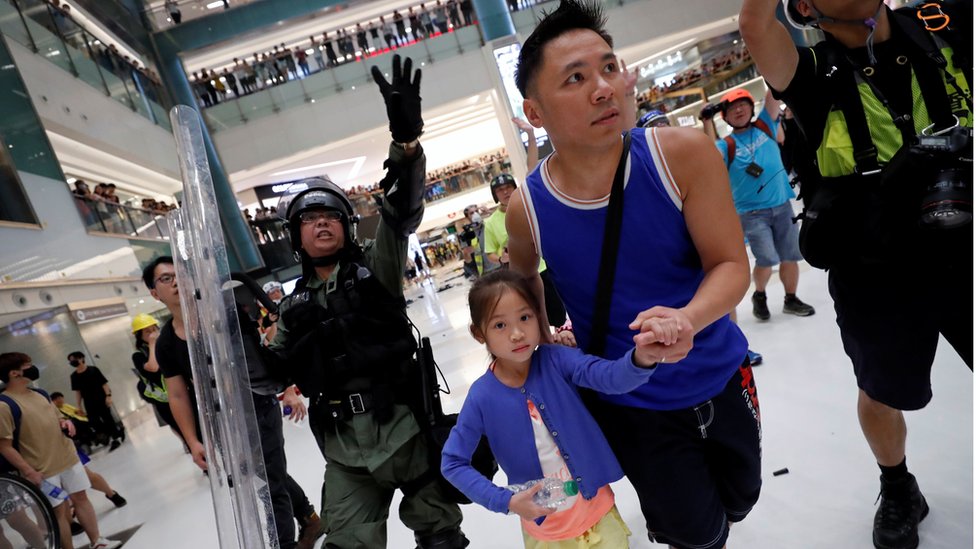 香港警察应对方式被质疑：冲突暴力升级引各界忧虑- BBC News 中文