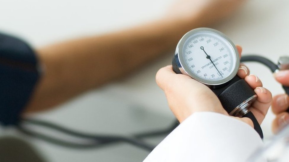 Pantolonsiz yubka kiygan ayollar