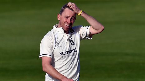 Bears bowlers set up victory chance