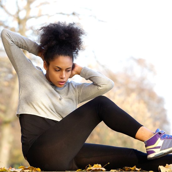 No es necesario subir hasta las rodillas ni hacer abdominales todos los días para pensar que se está haciendo bien el ejercicio. Mujer haciendo ejercicio