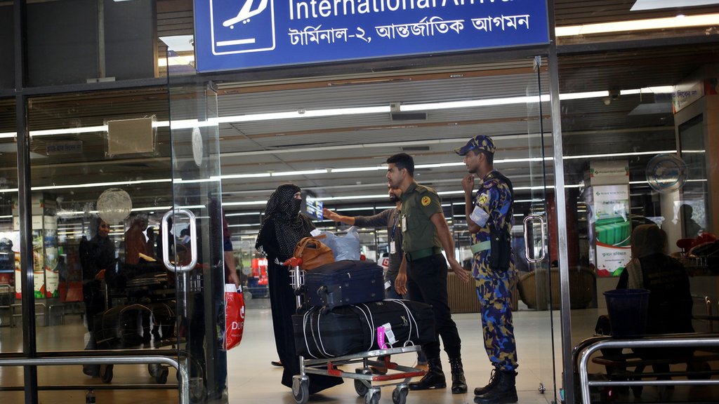 Porno uning bokiraligini tornavida bilan ochirib tashladi