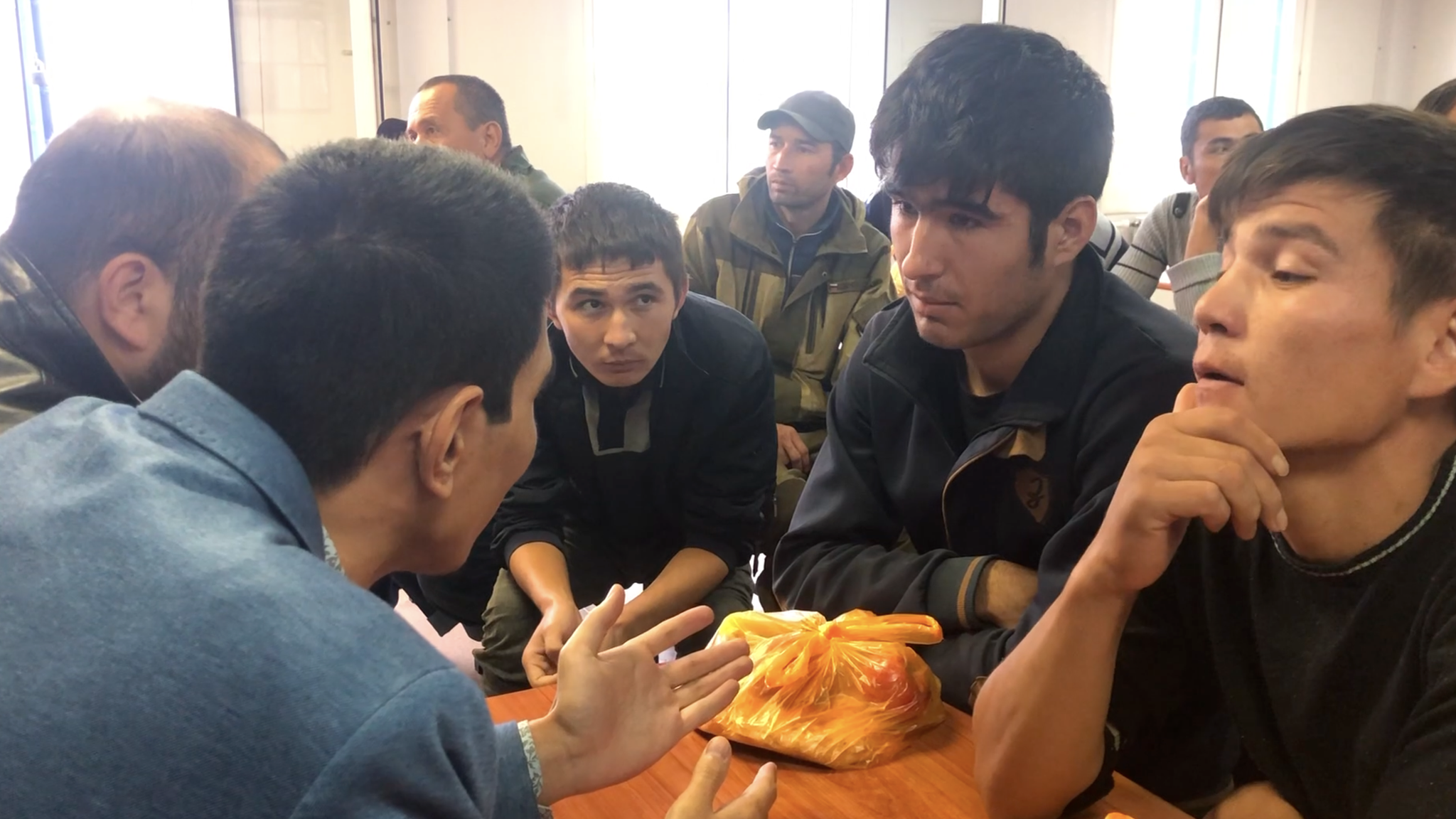 Javonda yalangoch qiz Kauchuk etikli ayollarning bandaj pornosi