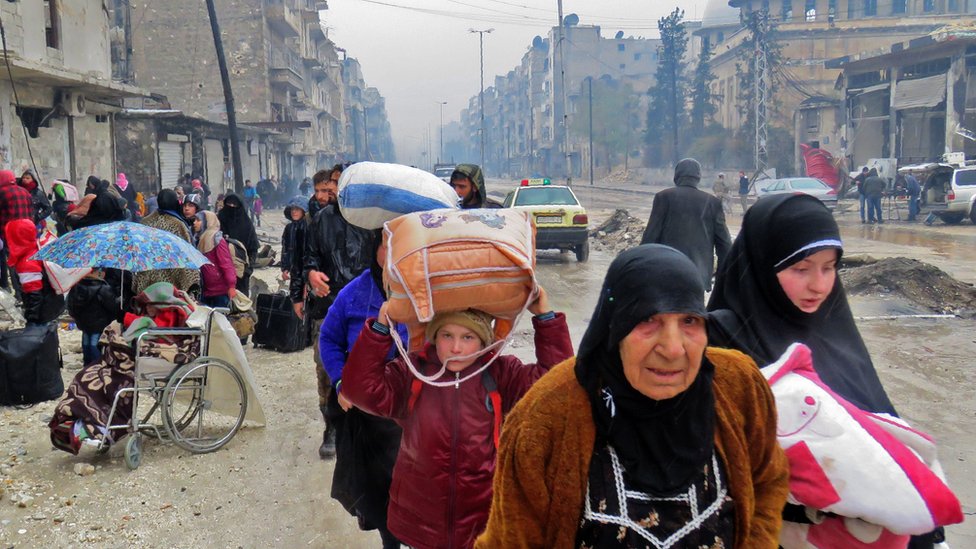 Civiles sirios huyen de Alepo durante los combates en diciembre de 2016.