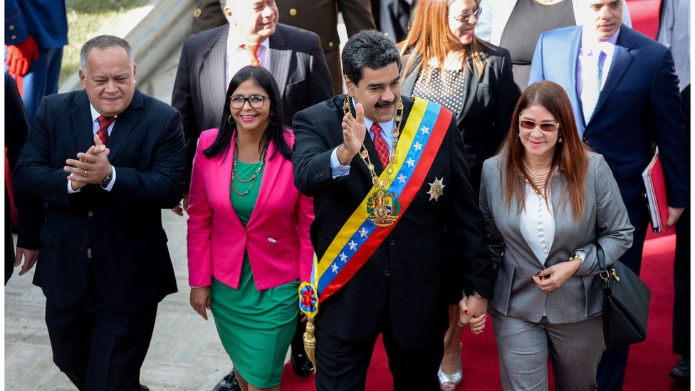 Diosdado Cabello y Tibisay Lucena caminan al lado de Nicolás Maduro y su esposa, Cilia Flores.