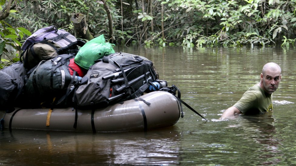 Ed Stafford halando su bote. (Foto: Keith Ducatel)