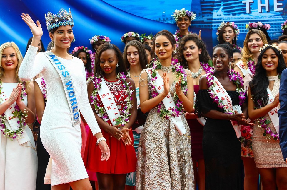 Miss Mundo 2016, Stephanie Del Valle, de Puerto Rico, saluda al público durante la inauguración del reinado de este año en China, 7 de noviembre de 2017.