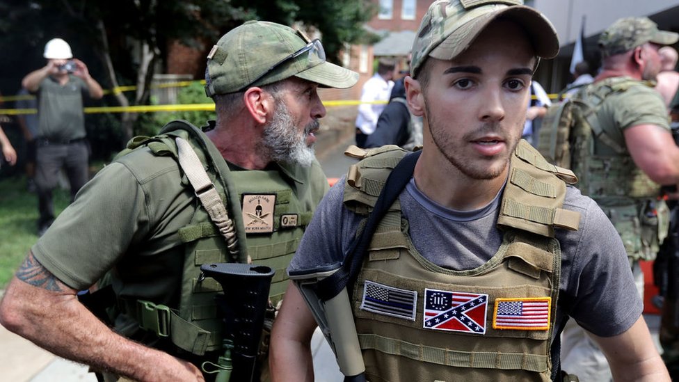 Como brancos evangélicos dos EUA se juntaram a grupos extremistas