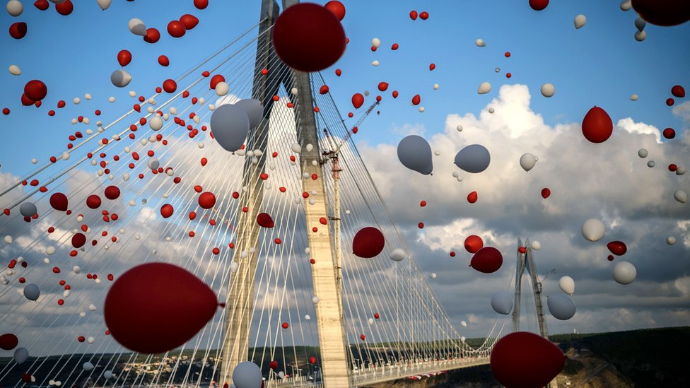 В Стамбуле открыли третий мост через пролив Босфор