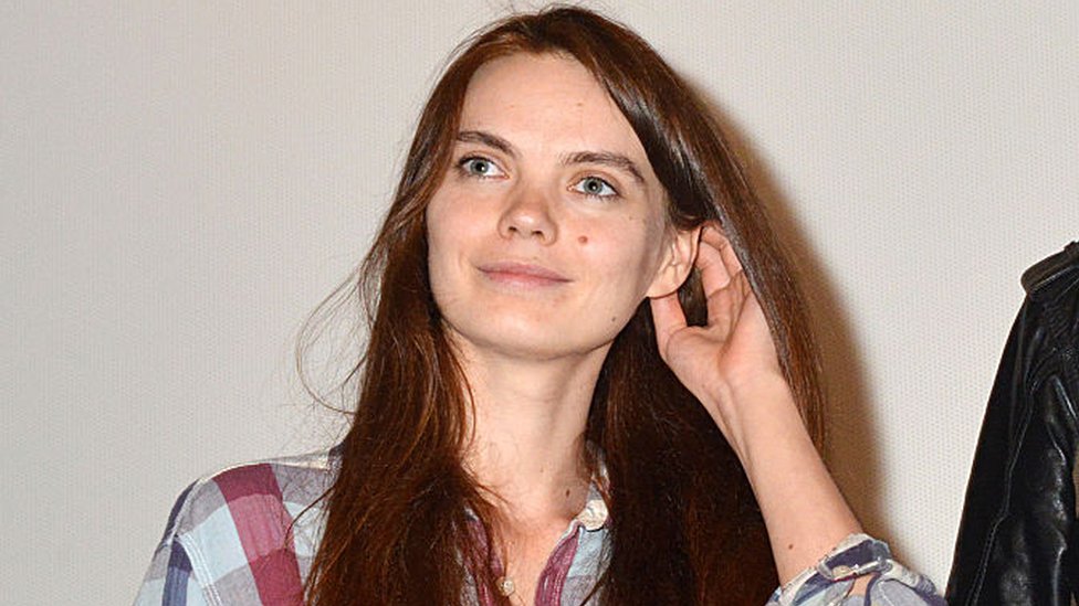 Олар менің көз алдымда менің дос қызымды сиқырлайды