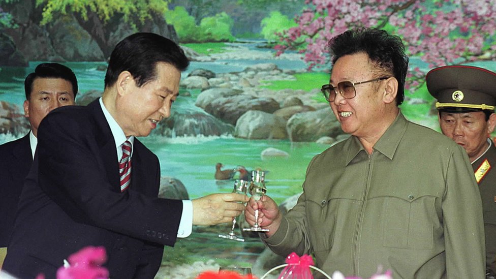 El presidente de Corea del Sur, Kim Dae-jung, a la izquierda, y el líder norcoreano Kim Jong-il, brindan en Corea del Norte en el año 2000.