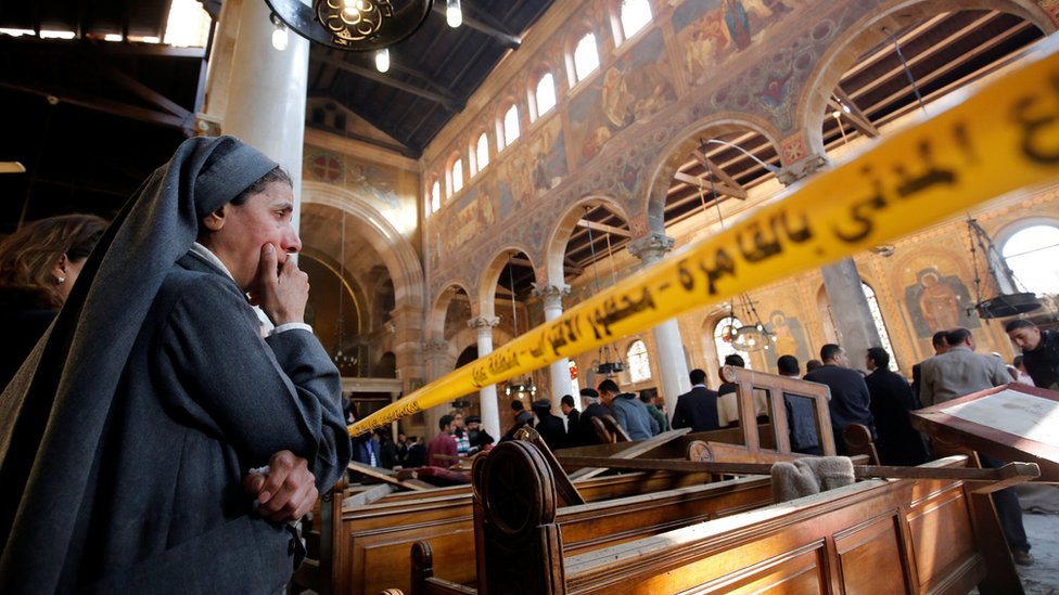 راهبة قبطية تبكي بعد انفجار عبوة في الكنيسة المرقسية في العباسية بمصر