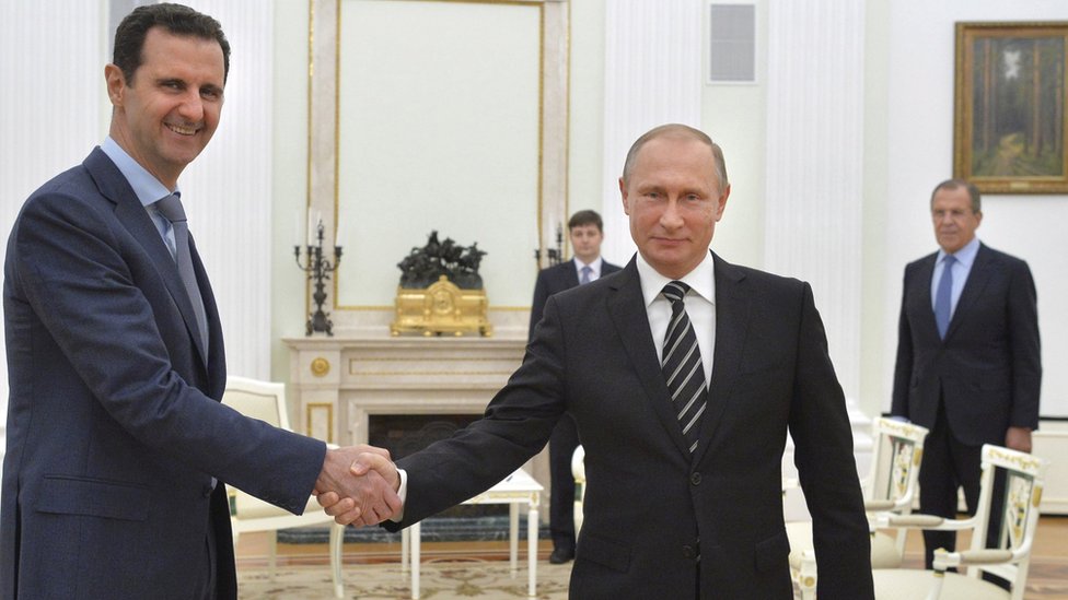El presidente ruso, Vladimir Putin, estrecha las manos de su homólogo sirio, Bashar al Asad, en el Kremlin, Moscú, en octubre de 2015.