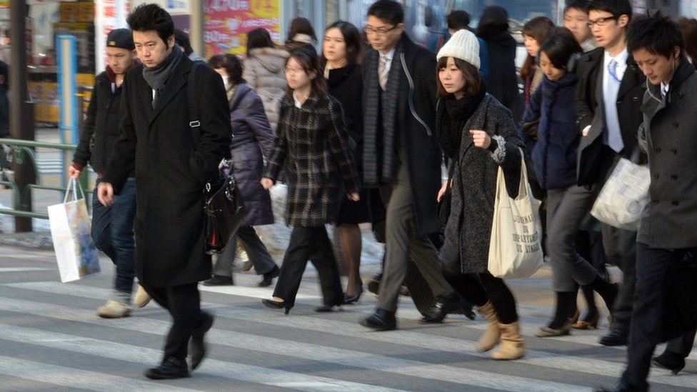 Personas en Tokyo cruzando una calle