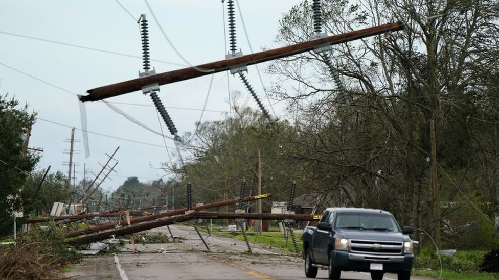Hurricane Laura: 1,500 people being sent to clean up Louisiana - CBBC Newsround