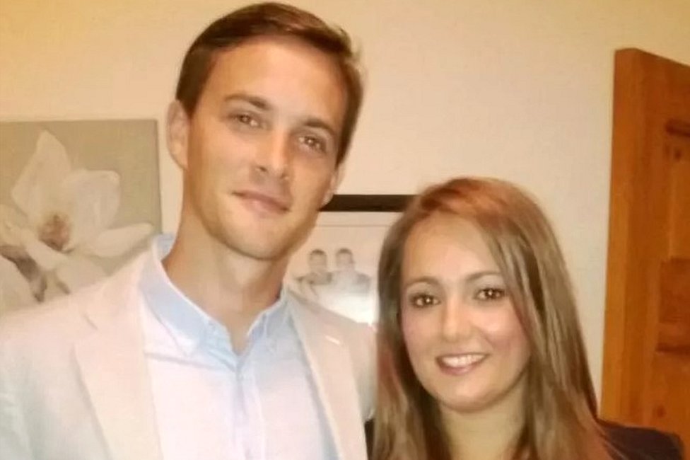 Oliver Dearlove junto a su novia Claire.