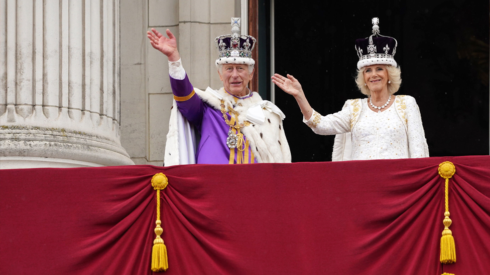 King and Queen wave from Palace balcony