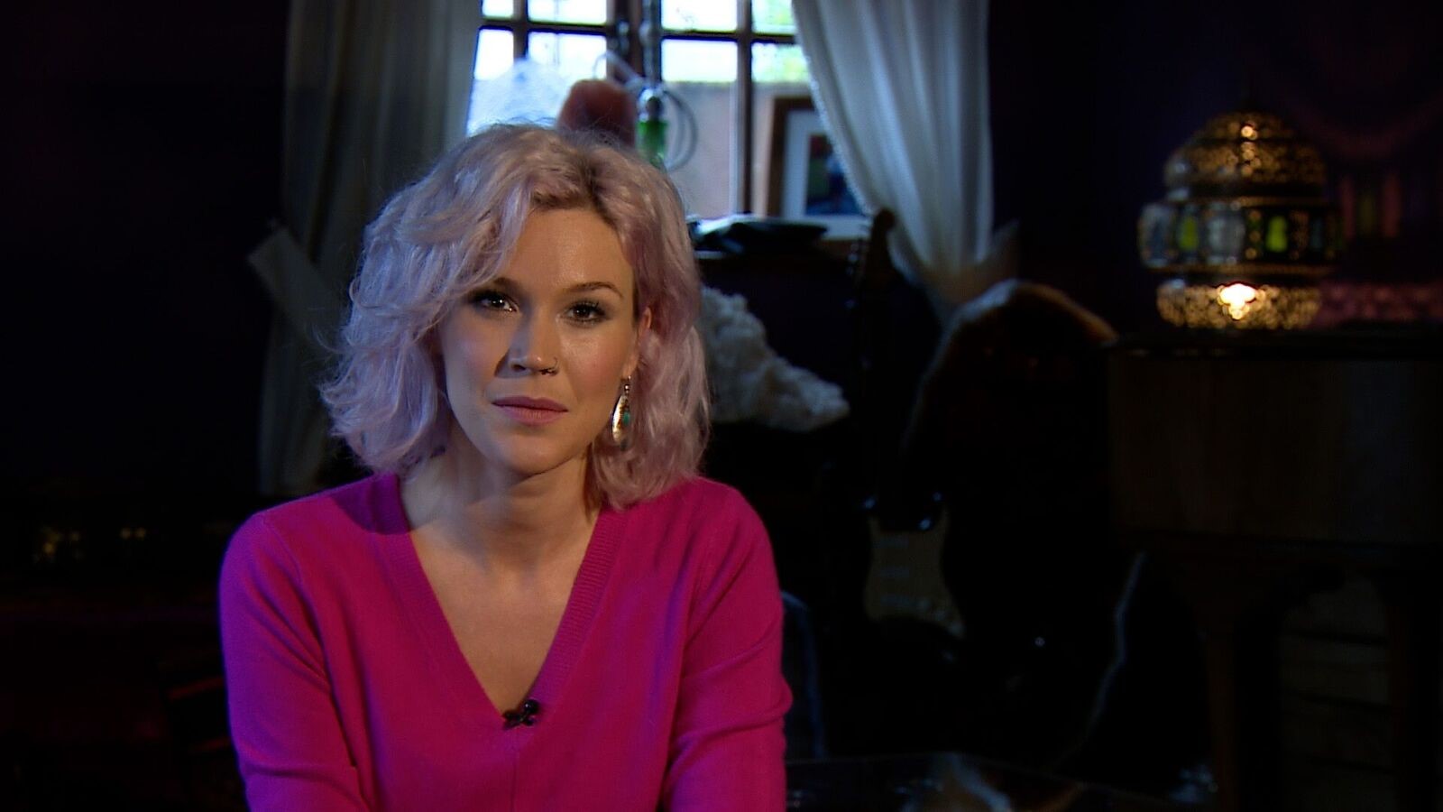 Singer Joss Stone sends musical instruments to refugee camps