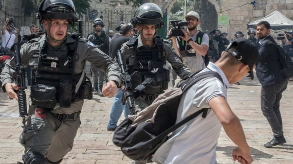 Qiz yigitning ogziga belbog bilan kiradi Pussylingus porno 3