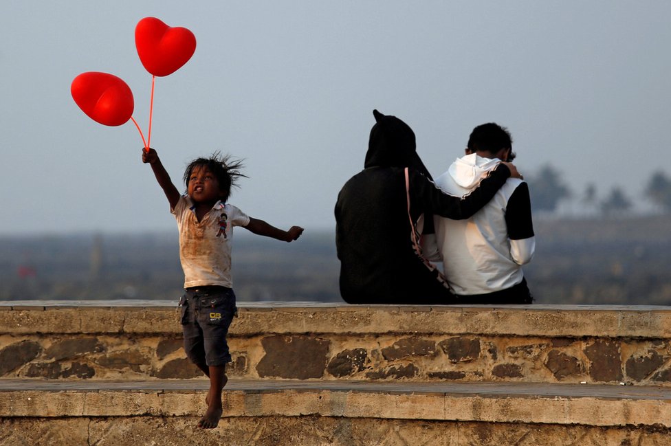 طفل يقفز في درج بعدما حاول بيع بالونات على شكل قلوب بمناسبة عيد الحب في مدينة مومباي بالهند.