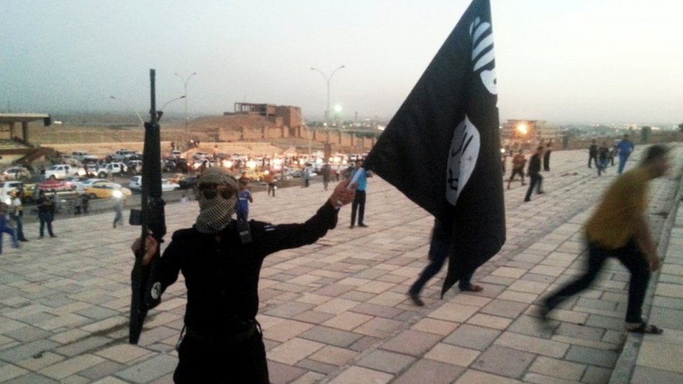 أحد منسلحي تنظيم الدولة الإسلامية في الموصل