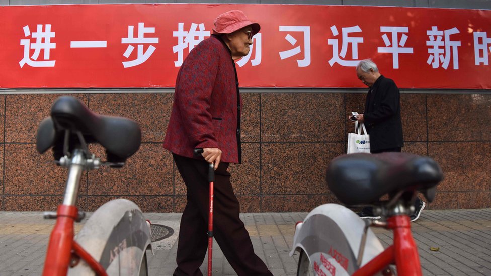 Huning alertó que China podría seguir el camino de la Unión Soviética si no actuaba contra la corrupción en las altas esferas. Mujer china
